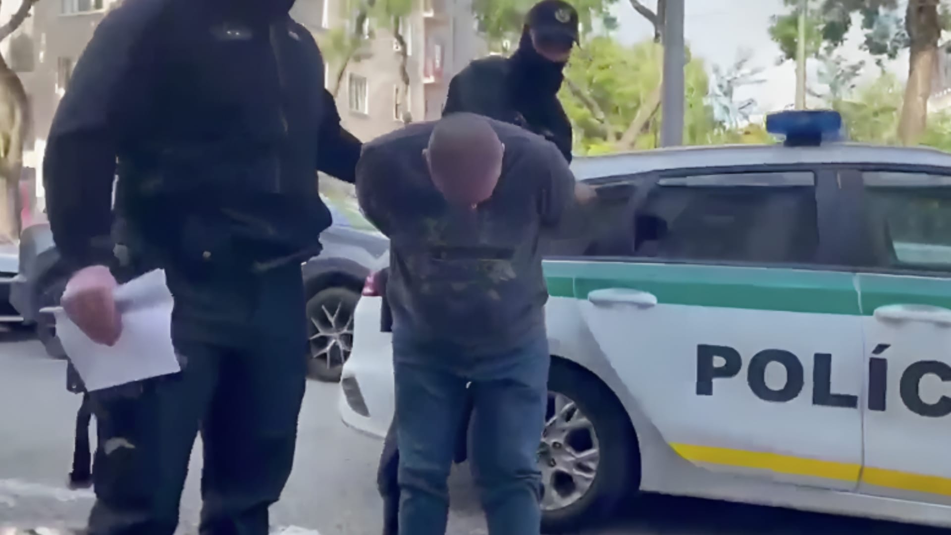 zdravotník v rukách policajtov