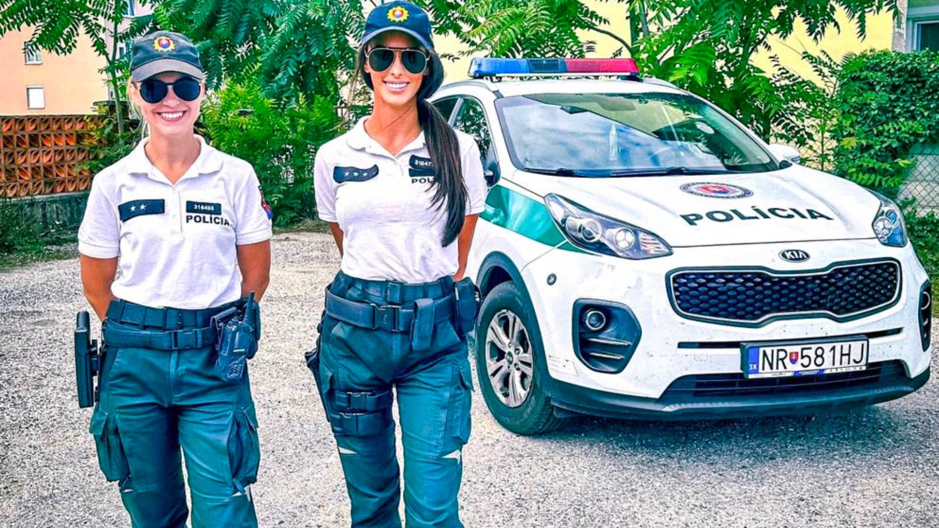 na snímke sú policajtky a policajné auto