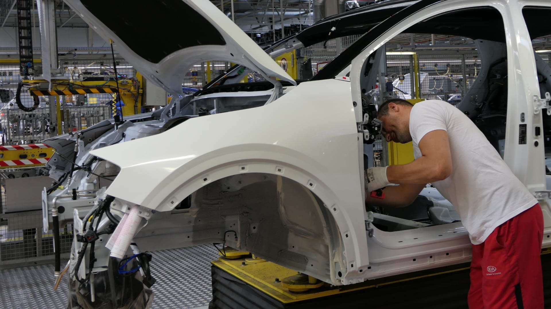 na snímke je muž vo fabrike