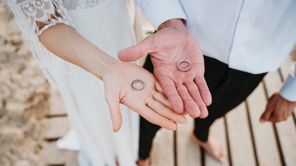 na snímke sú dve ruky a v nich prstene