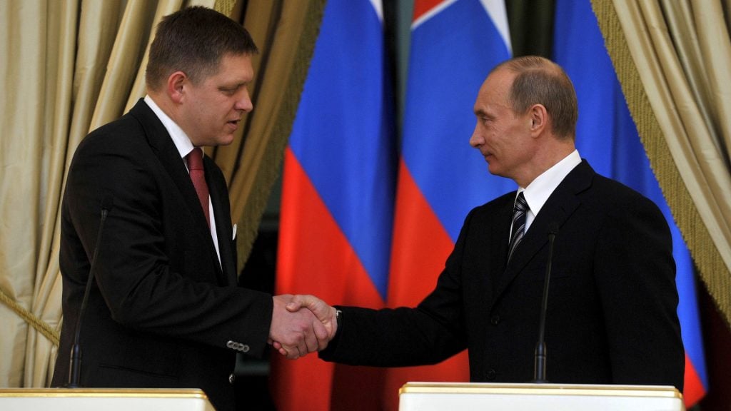 Robert Fico a Vladimir Putin si podávajú ruky.