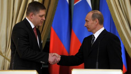 Robert Fico a Vladimir Putin si podávajú ruky. Slovensko môže pomôcť Rusku, Moskva má Slovensko v hľadáčiku
