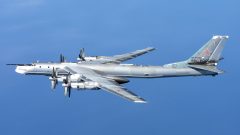 Ruský bombardér Tupolev Tu-95, na ktorý Rusi dávajú pneumatiky