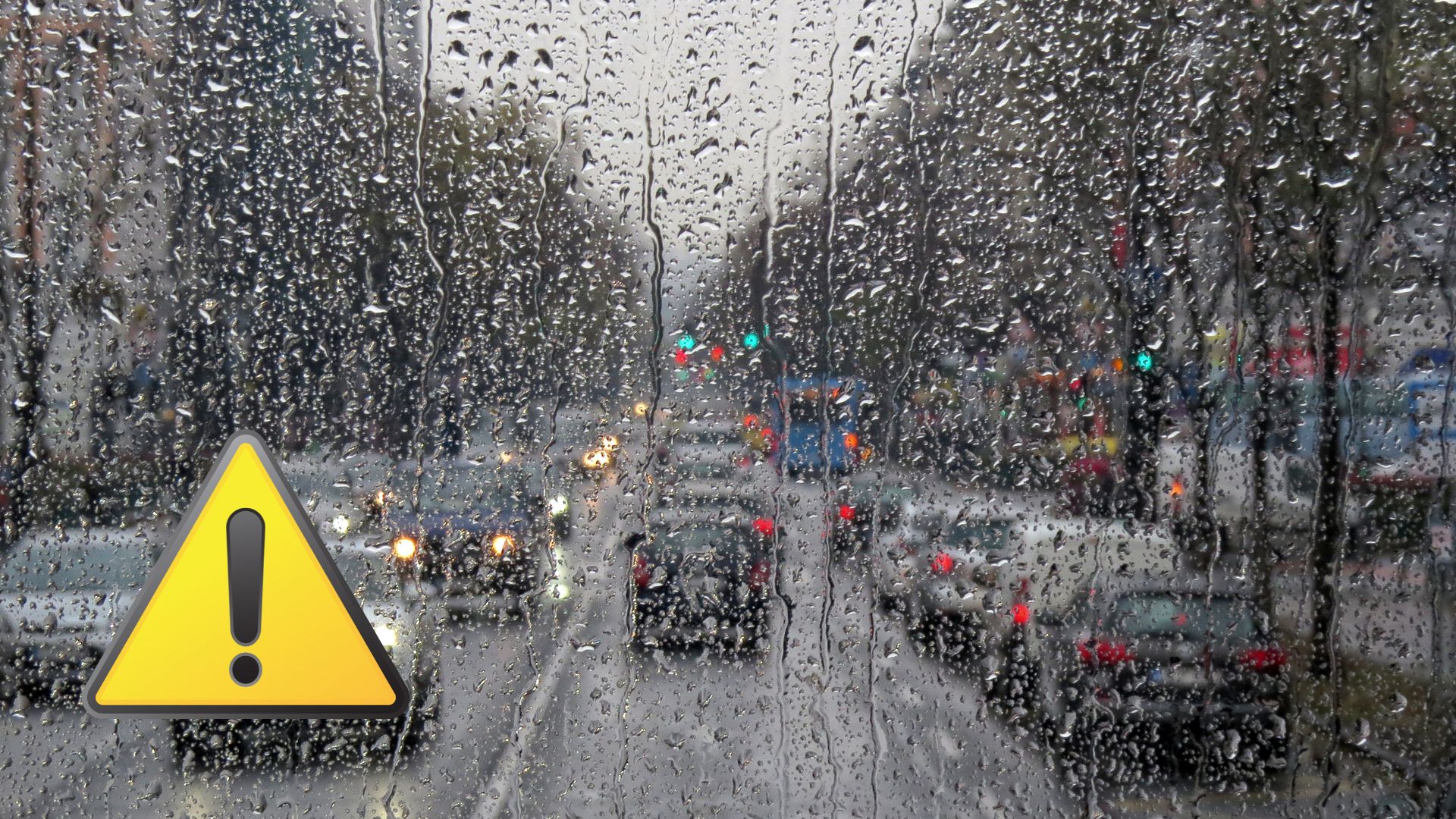 Na snímke záber na cestu počas dažďa.