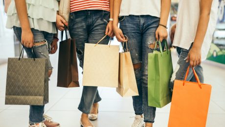 na snímke sú ľudia s nákupnými taškami