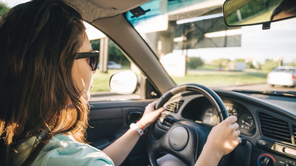 Šoférka v aute, vedenia motorového vozidla, šoférovania auta