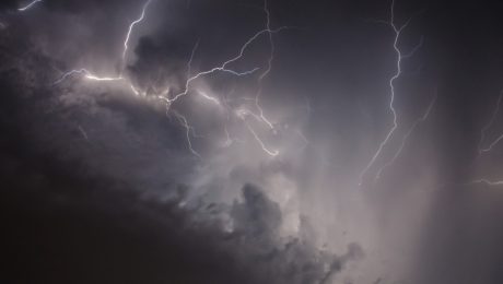 Na oblohe vyčíňal