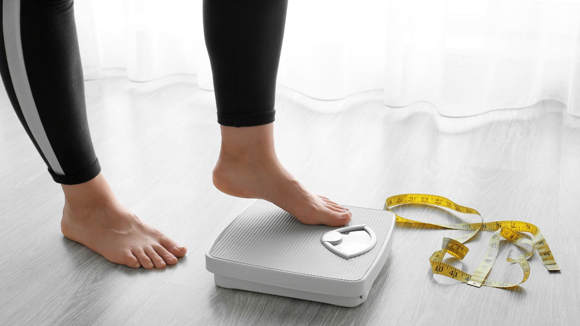 Na obrázku ľudské nohy na váhe.