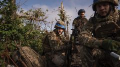 Ukrajinskí vojaci, ukrajinský vojak, sa bránia proti ruskej invázii