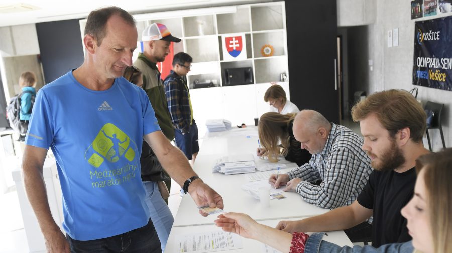 Na snímke maratónsky bežec po registrácii na MMM volí vo volebnej miestnosti v Kulturparku v Košiciach 30. septembra 2023.