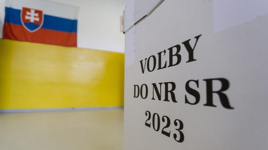 Na snímke zástava Slovenskej republiky s volebnou schránkou v priestoroch základnej školy v pohraničnej obci Čierne