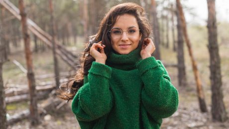 na snímke je žena v lese