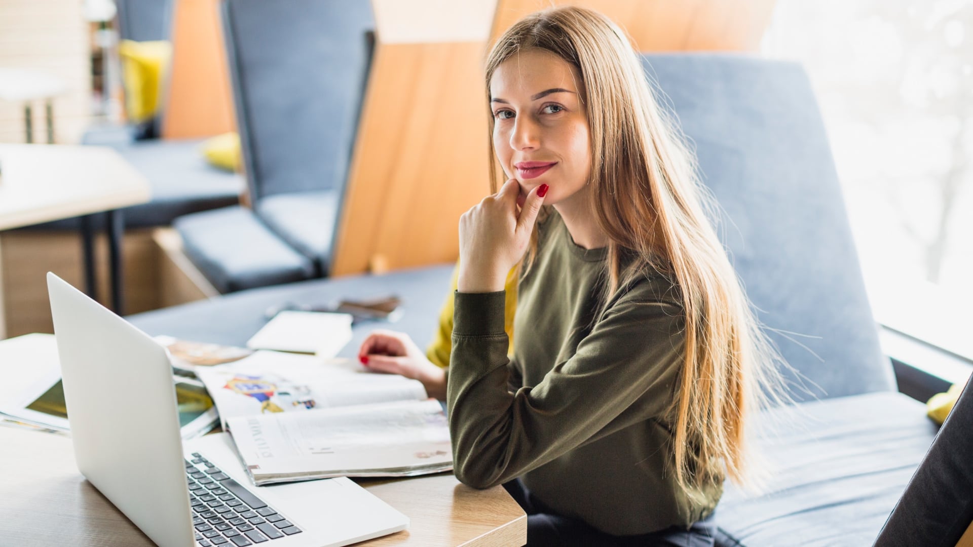 Na snímke je žena pri poćítači prokrastinácia nie je lenivosť