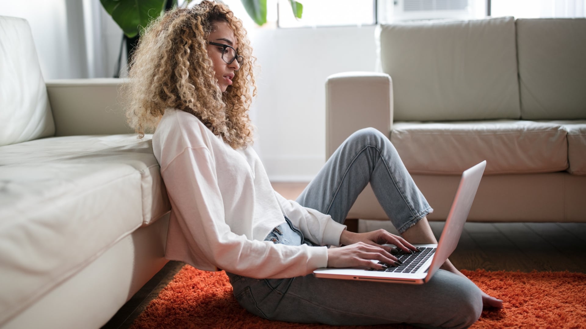 žena pracuje na počítači