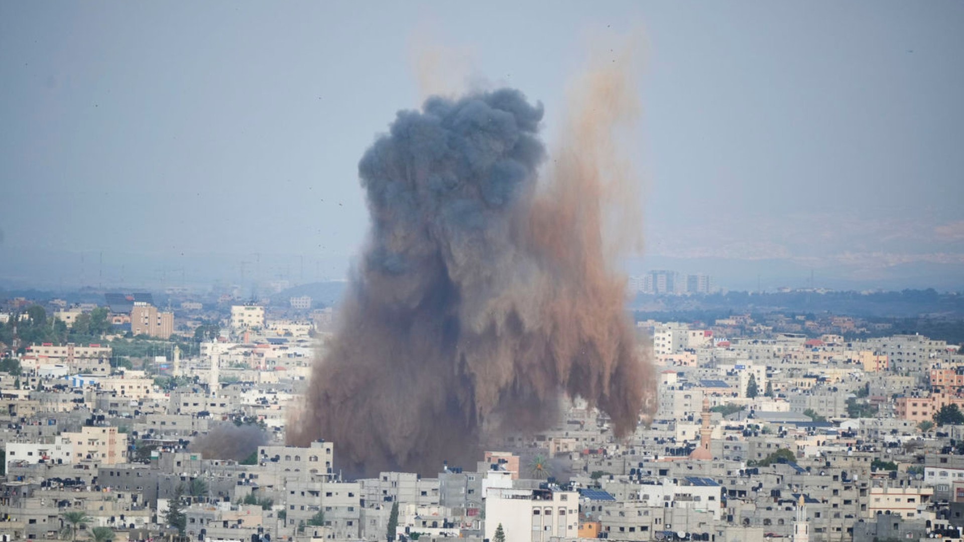 Dym z výbuchu spôsobeného izraelským náletom v pásme Gazy