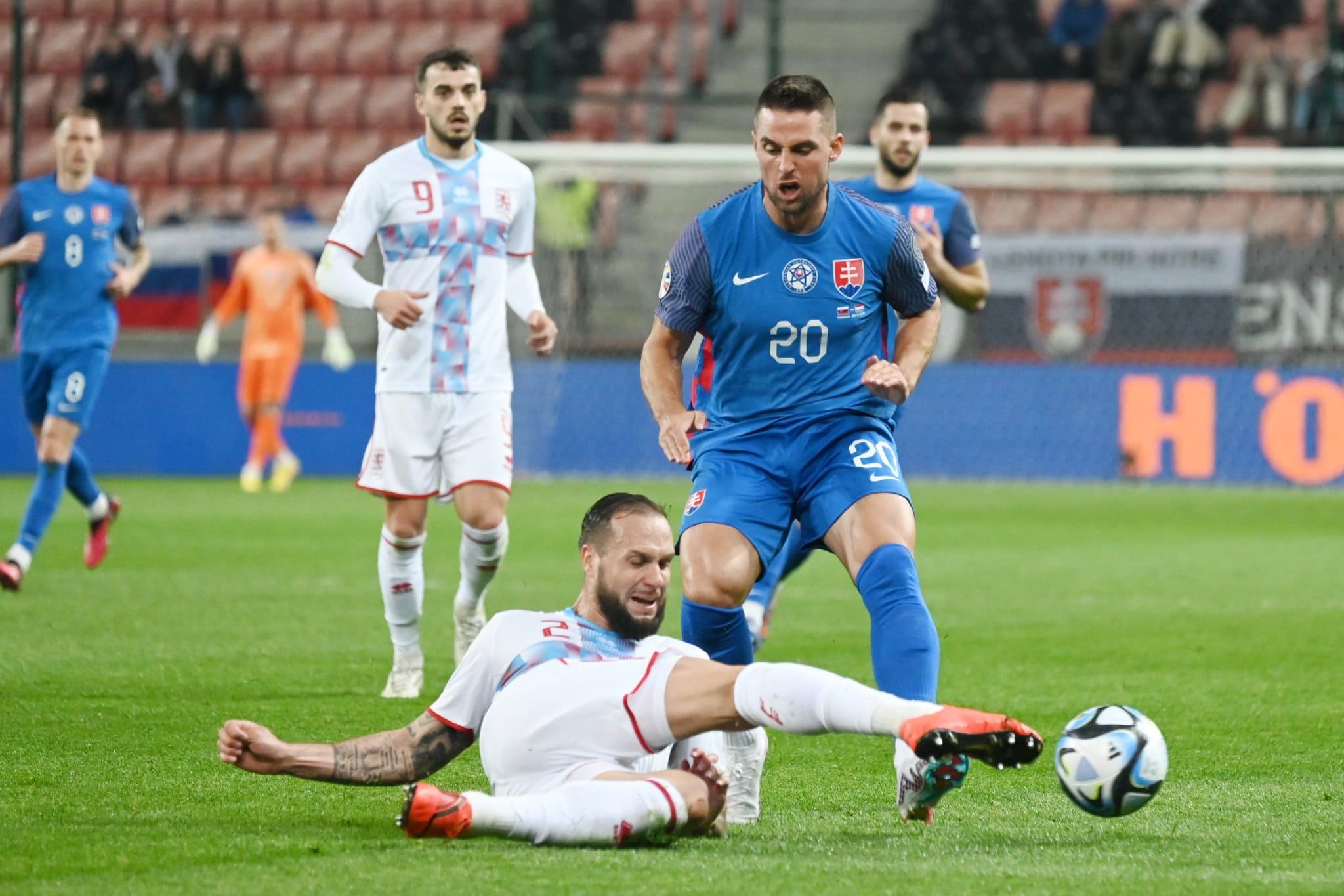 Útočník Slovenska Róbert Mak a hráč Luxemburska Maxime Chanot