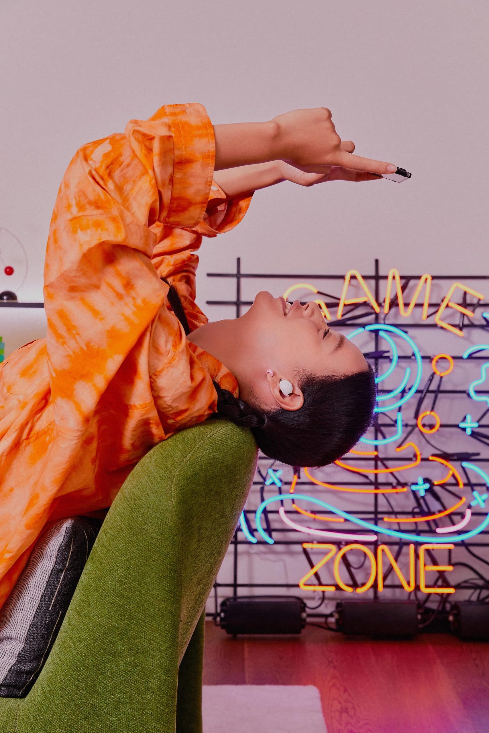 4-048_lifestyle_galaxy_buds2pro_white_zfold4_phantomblack_LI