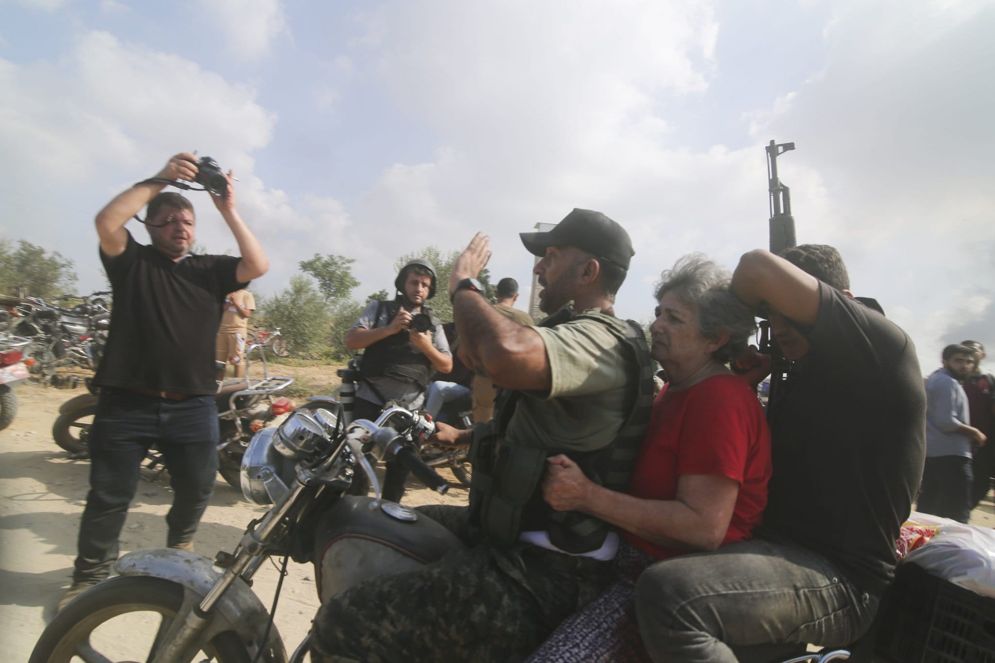 Hamas odvádza rukojemníkov na motorke