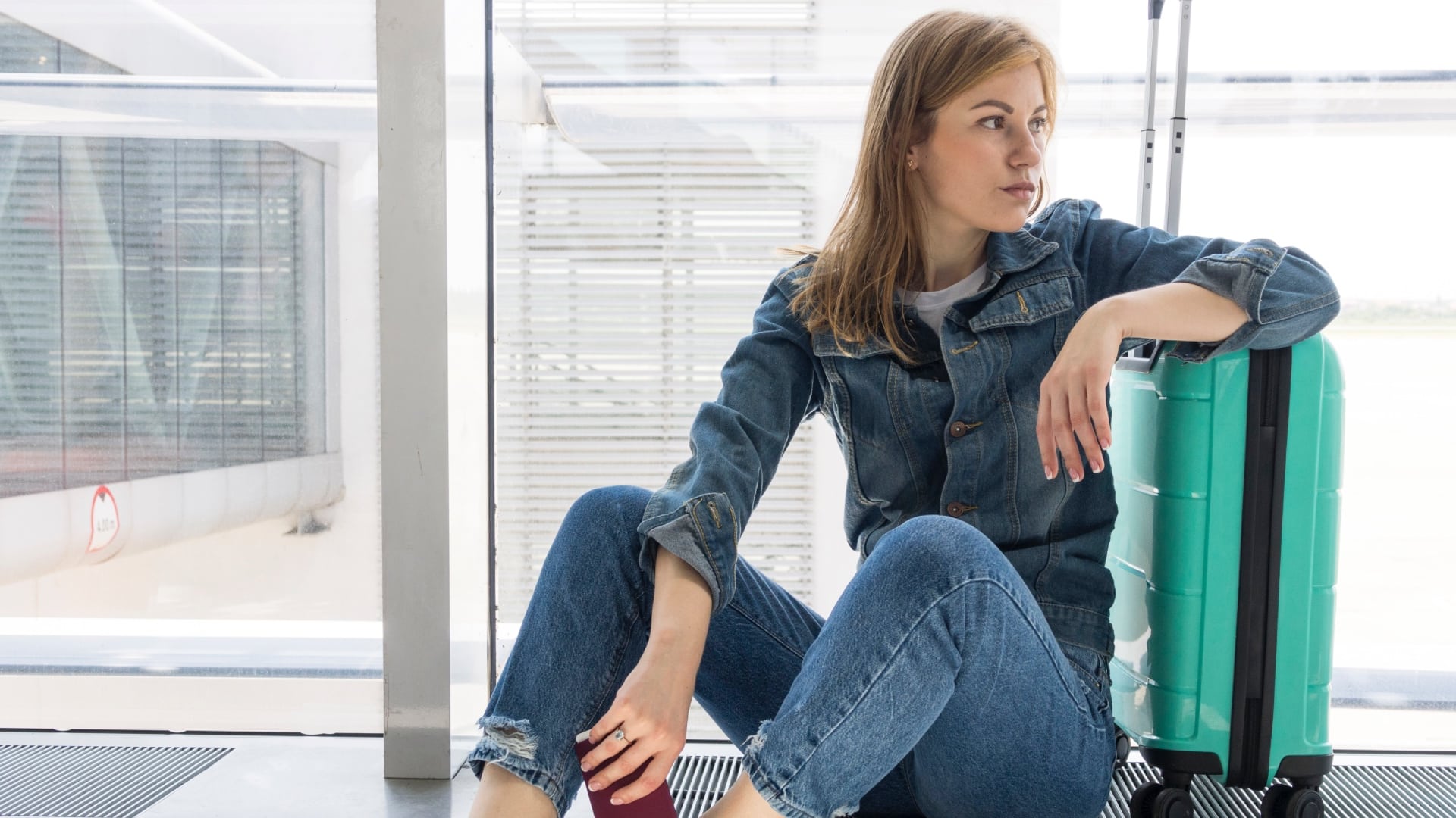 na snímke je žena s batožinou