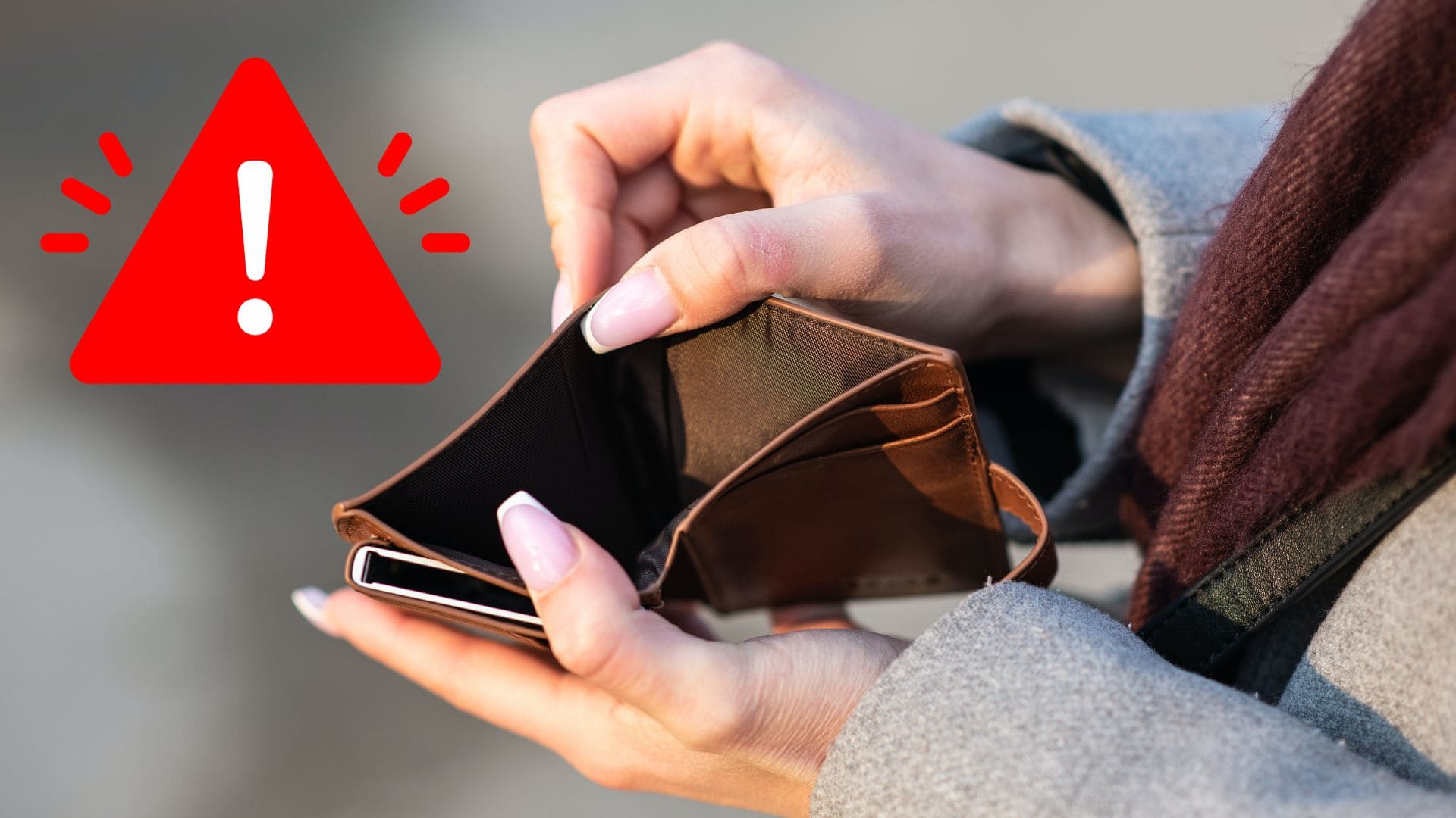 Prázdna peňaženka bez peňazí a výstraha pre ľudí.