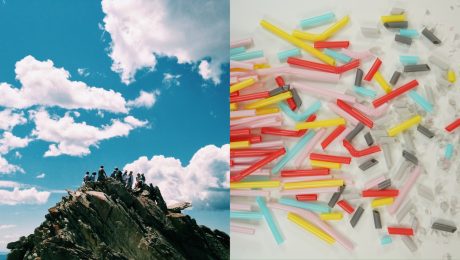 Oblaky a ľudia sediaci na skale, plastové slamky