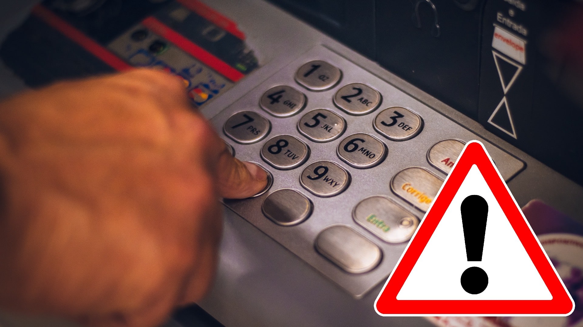 Na snímke je bankomat, na ktorom si niekto vyberá peniaze.