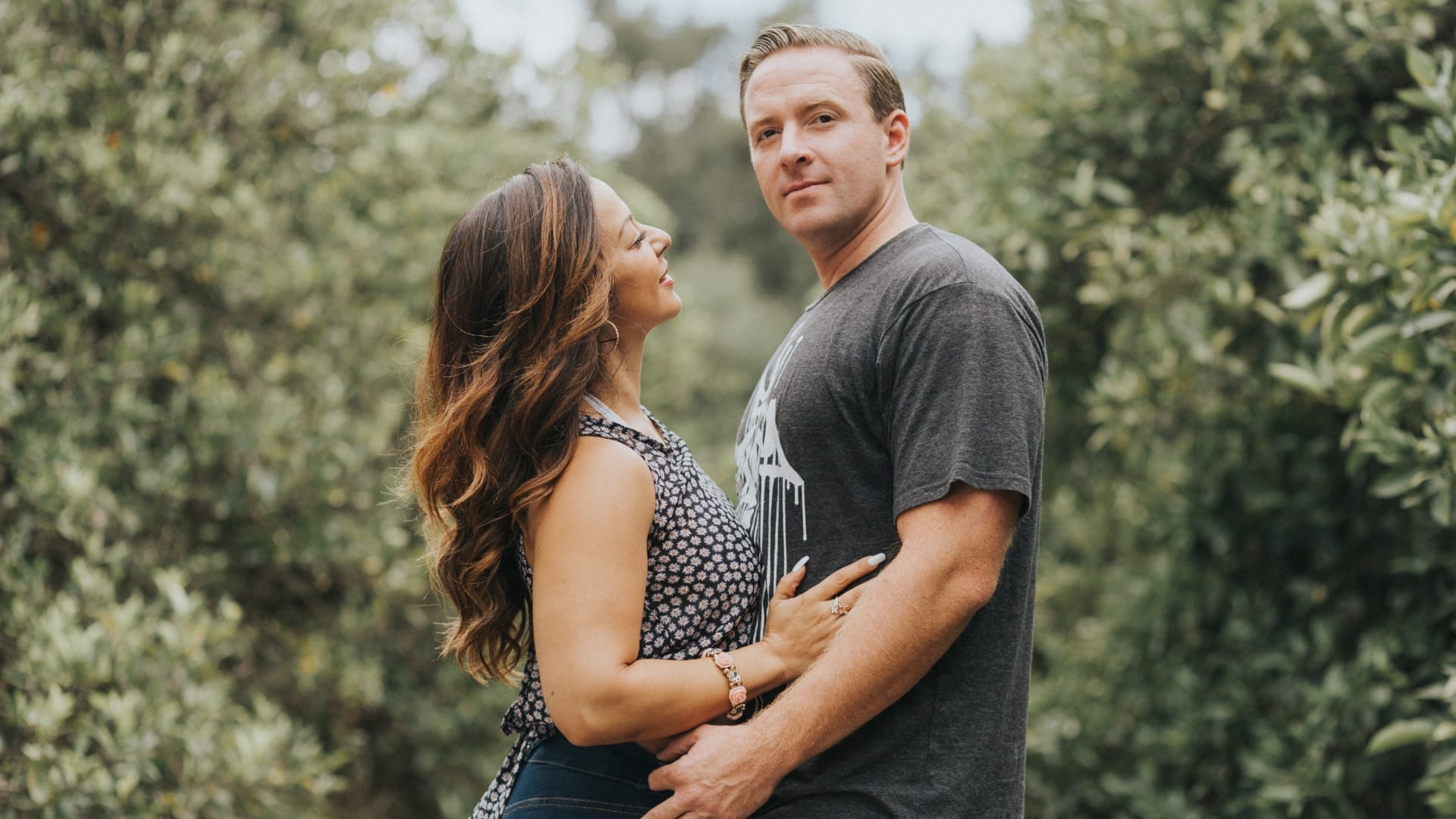 na snímke je pár, žena a muž