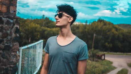 sebavedomie, muž, ktorý má na sebe okuliare