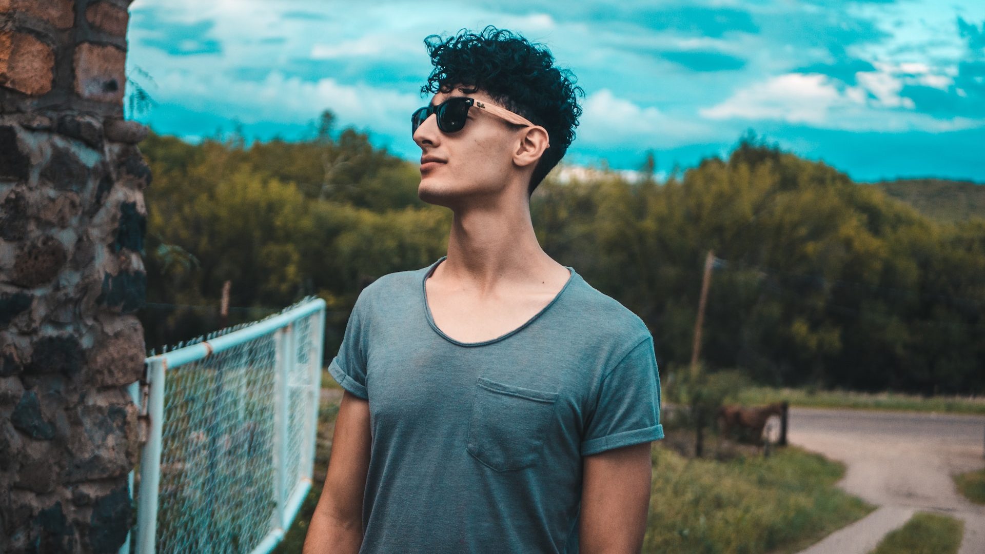 sebavedomie, muž, ktorý má na sebe okuliare