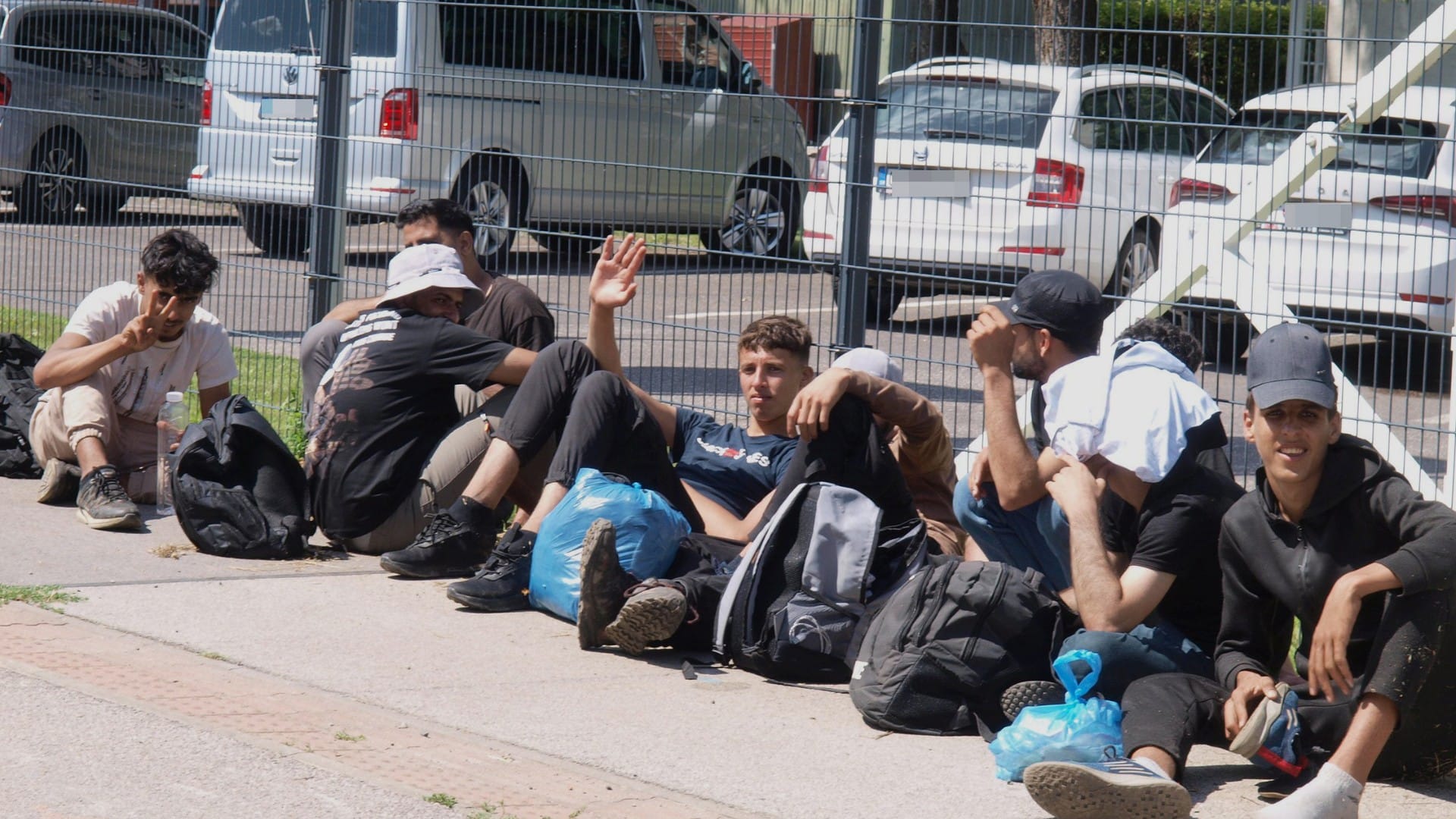 Na snímke zadržaní migranti 27. júla 2023 v bratislavskej mestskej časti Petržalka.