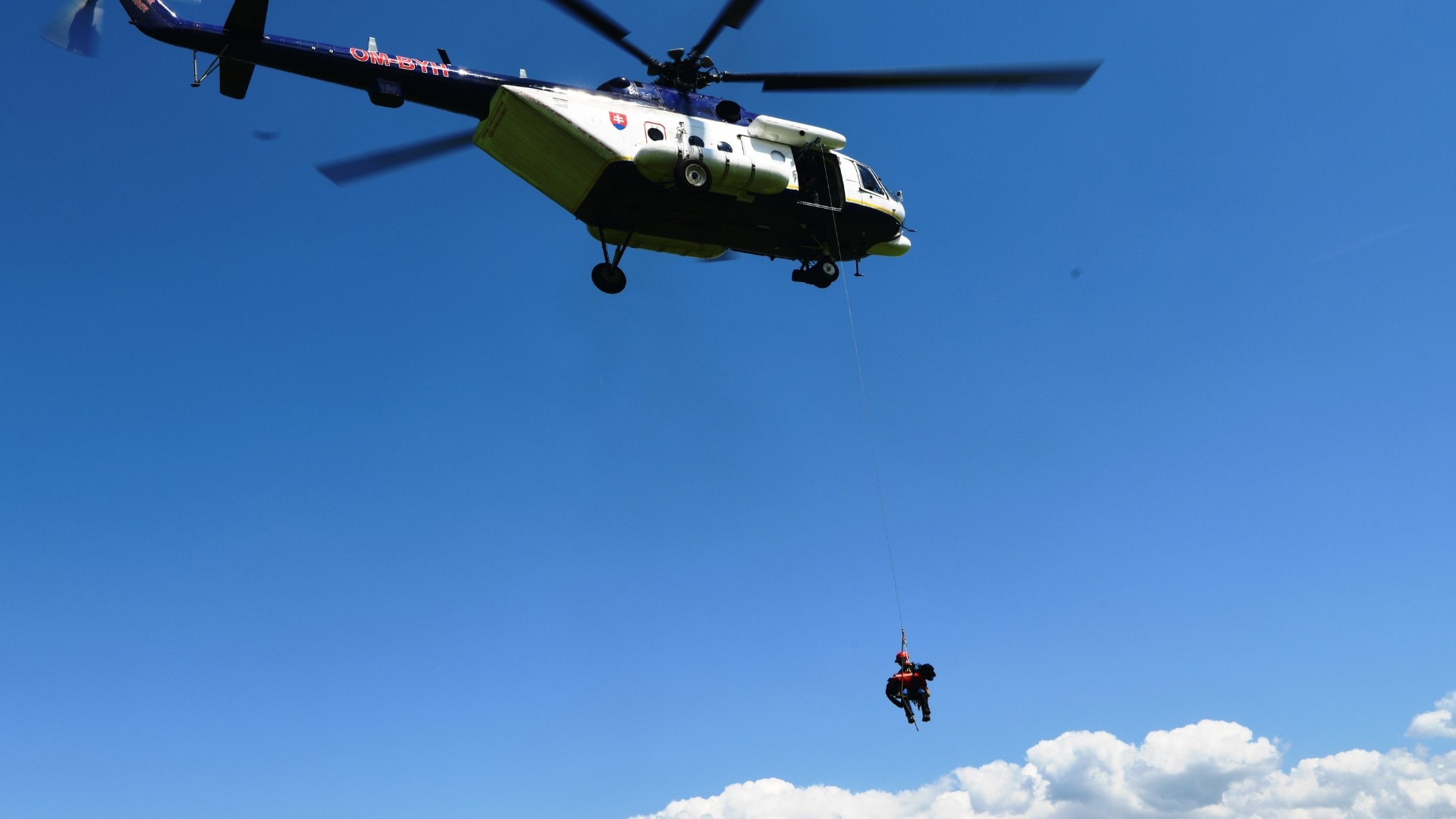 Záchranári pri výcviku na Liptove.