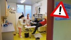 Na snímke zľava sestrička, lekár a pacient počas vyšetrenia v ambulancii cievnej chirurgie vo Fakultnej nemocnici s poliklinikou (FNsP) J. A. Reimana v Prešove.