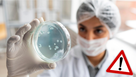 Žena drží v ruke laboratórnu vzorku.