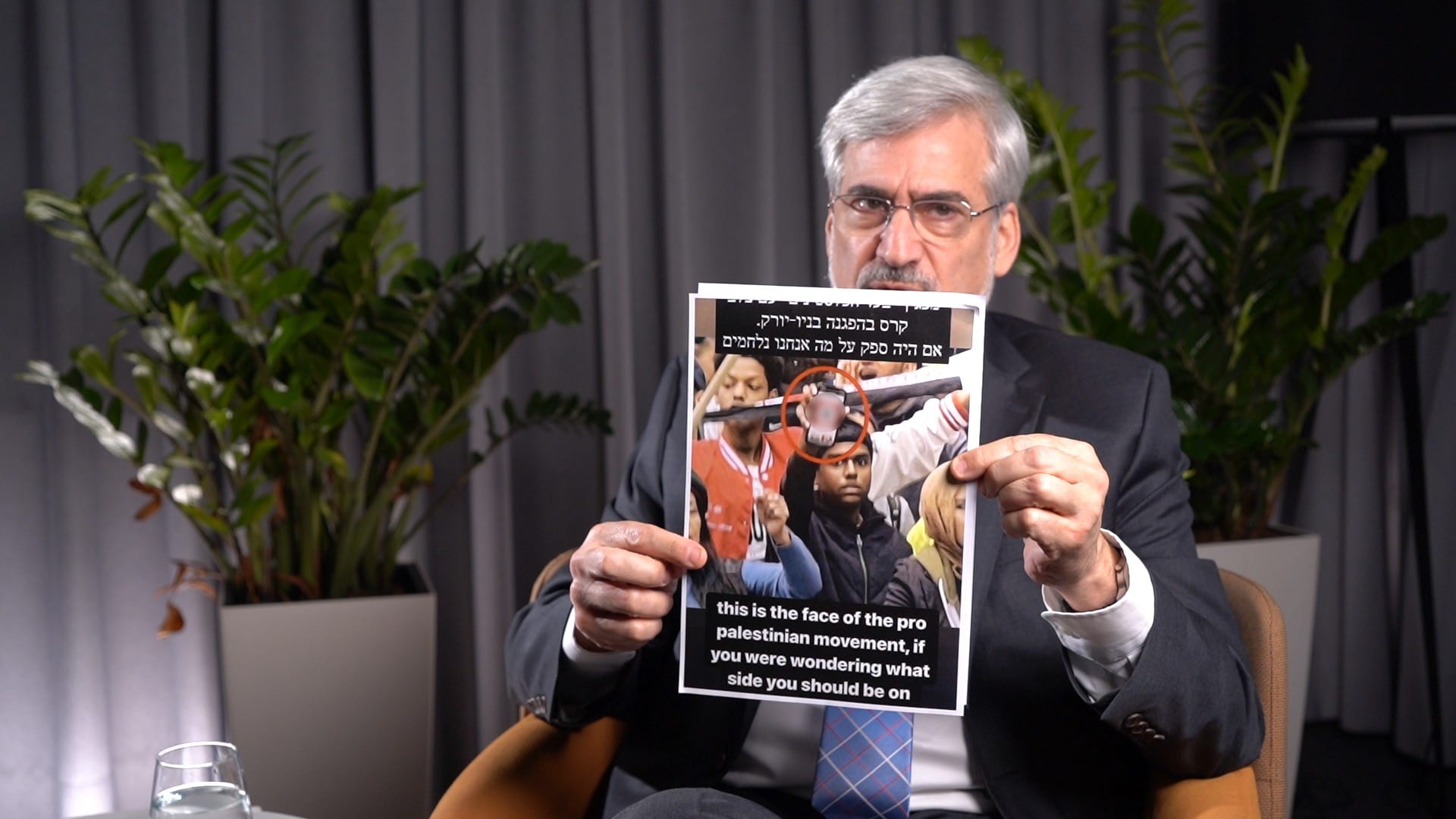 Eitan Levon ukazuje snímku, na ktorej teroristi Hamasu držia plagát s nacistickým symbolom. Vojna v Izraeli