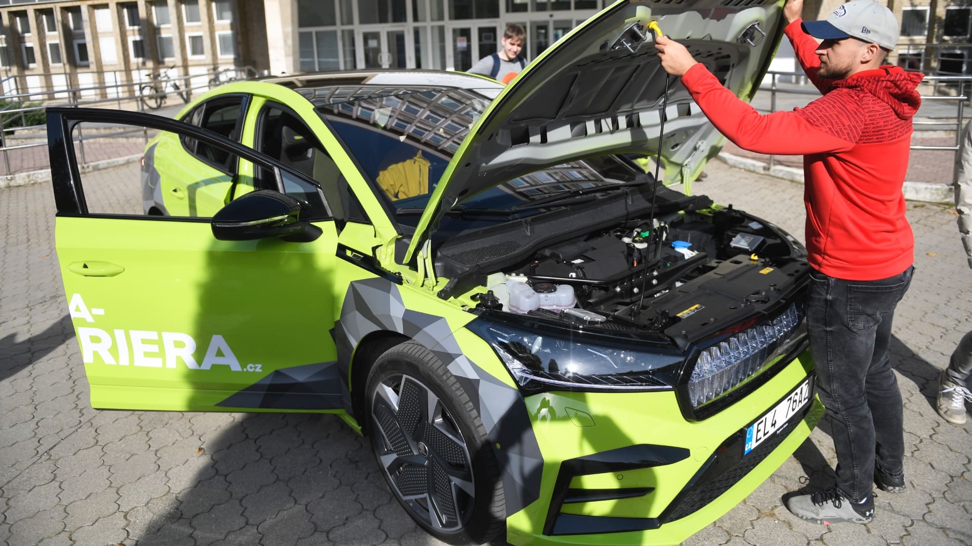 elektromobil na parkovisku