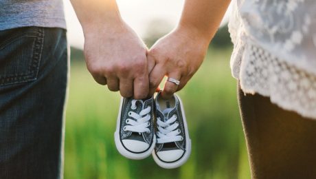 pár držiaci detské topánky