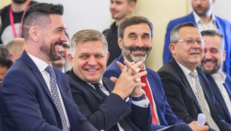 Richard Takáč, predseda SMER-SD Robert Fico, poslanci za SMER-SD Juraj Blanár, Ladislav Kamenický a Ľuboš Blaha