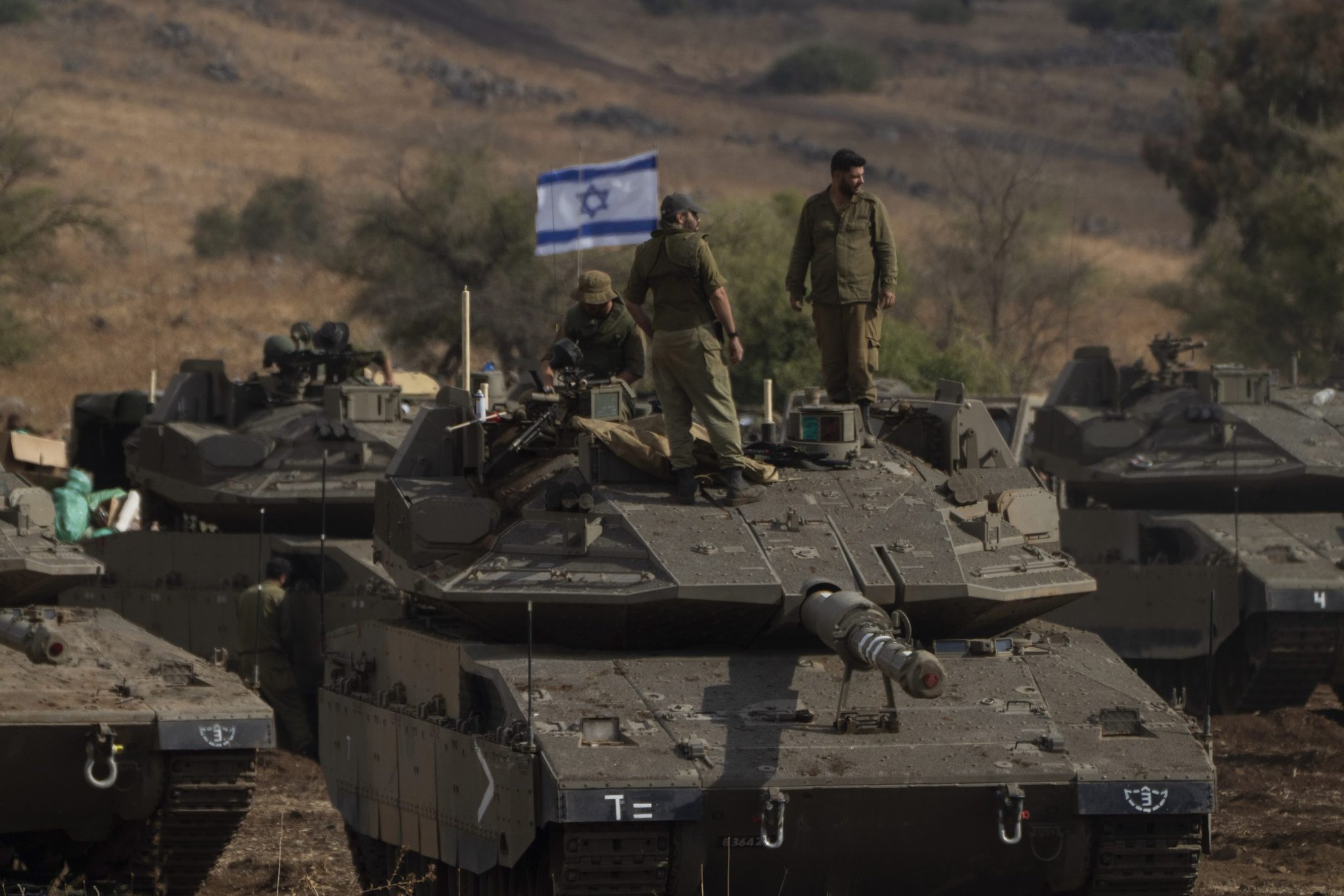 izraelské tanky pri hraniciach s Libanonom