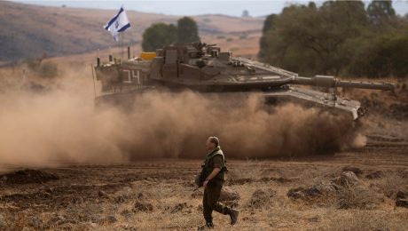 izraelský vojak pri tanku