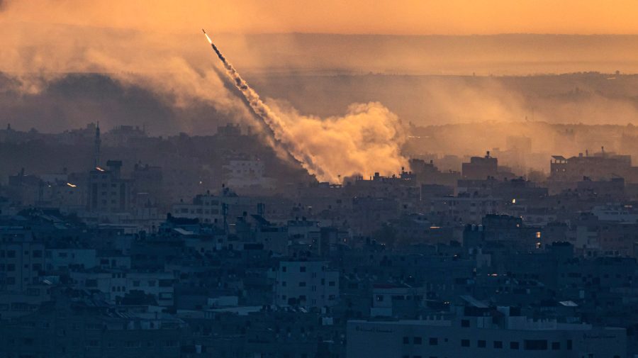 Hamas útok na Izrael podnikol prekvapivo, raketa letí z pásma Gazy