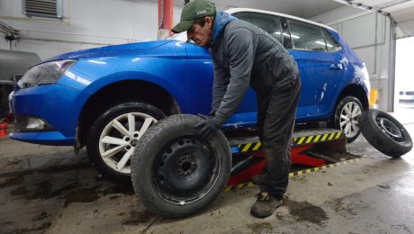 Prezúvanie letných pneumatík za zimné počas prvého sneženia v jednom z košických pneuserviso