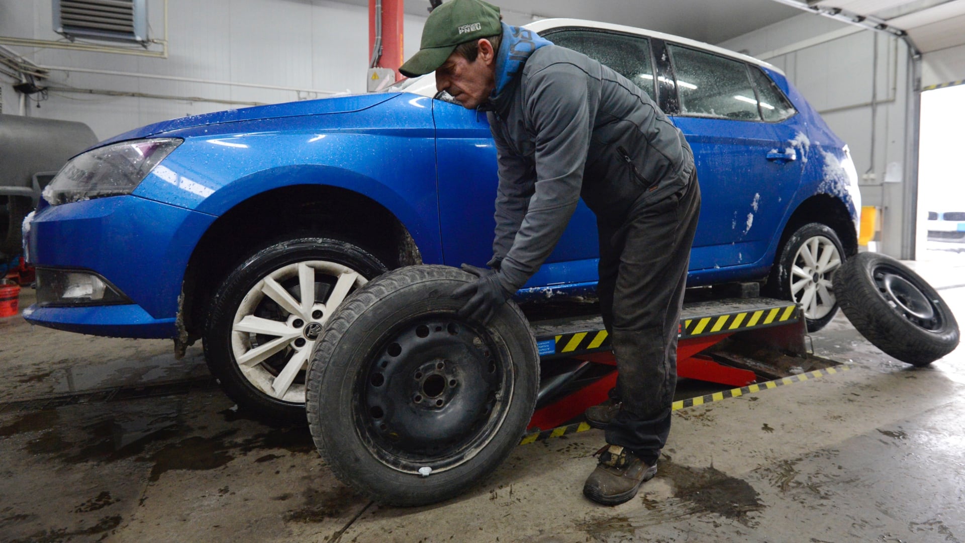 Prezúvanie letných pneumatík za zimné počas prvého sneženia v jednom z košických pneuserviso