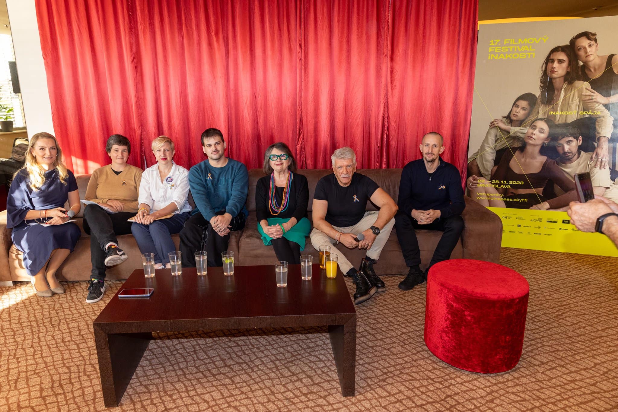 Moderátorka Erika Kresťanková,Zita Hosszúová, Kristína Aschenbrennerová, David Benedek, Zuzana Kronerová, Richard Stanke, Roman Samotný