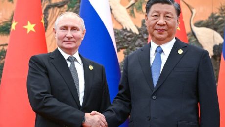 Putin chválil „drahého priateľa“ Si Ťin-pchinga. V Pekingu bol ruský prezident aj s jadrovým kufríkom