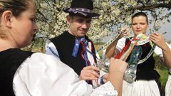 ludia pijú borovičku