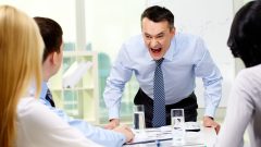 Šéf kričí na svojich zamestnancov vo firme