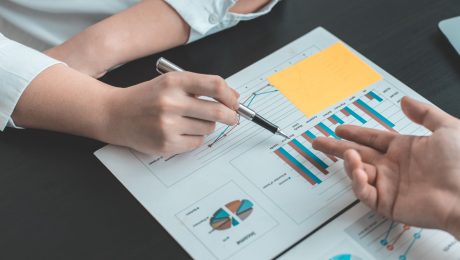 Na snímke sa dve osoby dohadujú pri podnikaní