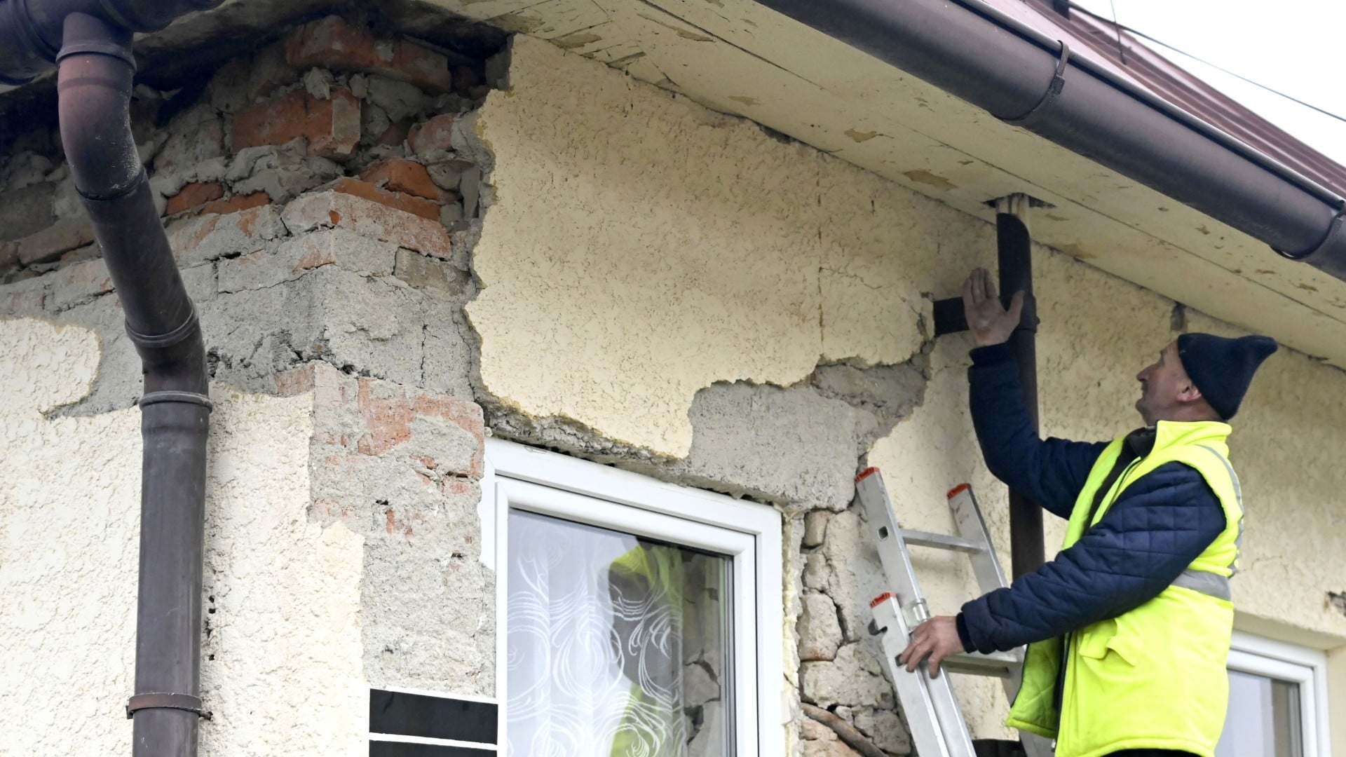 Zemetrasenie sa podpísalo aj na exteriéri jednotlivých domov.