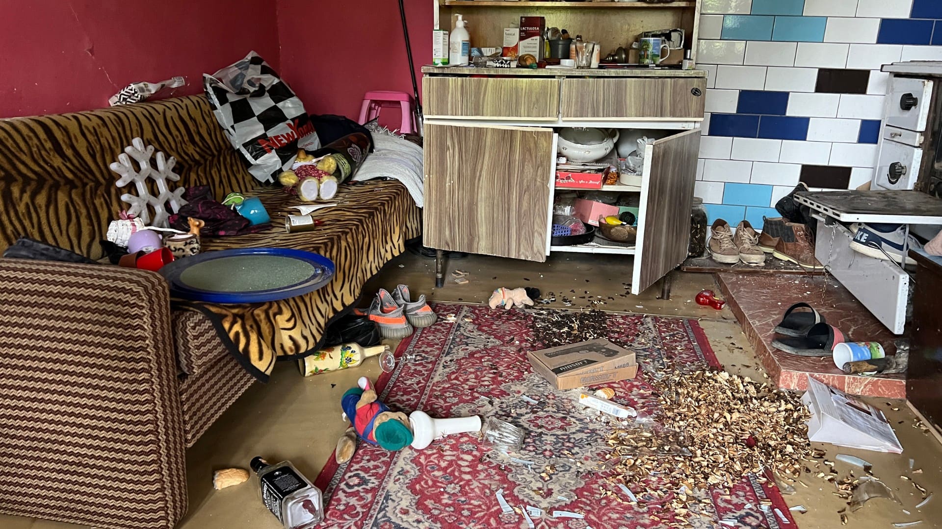 Poškodené boli aj interiéry domov.