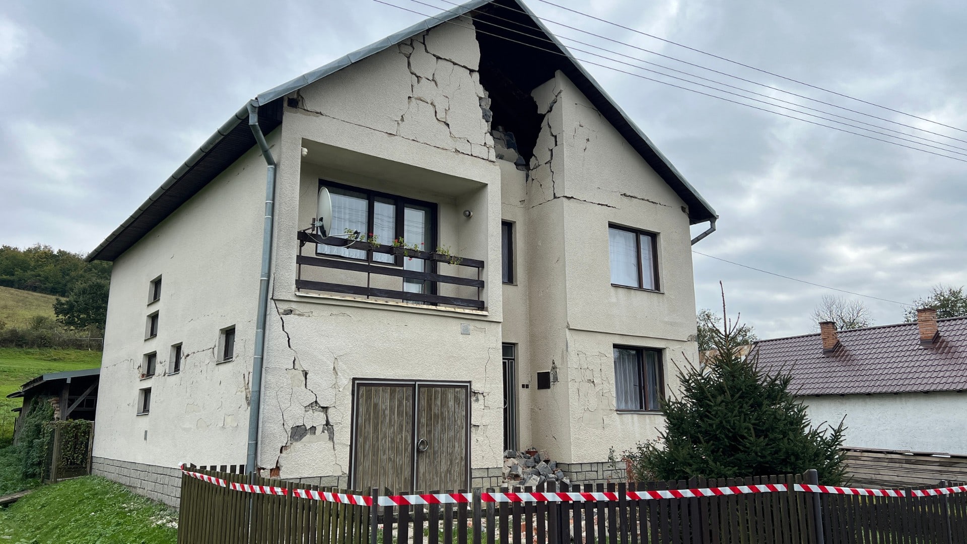 Viaceré rodinné domy boli zasiahnuté ničivým zemetrasením.